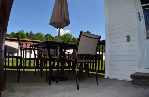 East Meredith House | Escape to Tranquil Bliss Charming Two-Bedroom Country House Urban Comforts
