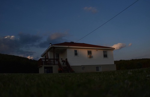 East Meredith House | Escape to Tranquil Bliss Charming Two-Bedroom Country House Urban Comforts