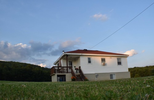 East Meredith House | Escape to Tranquil Bliss Charming Two-Bedroom Country House Urban Comforts