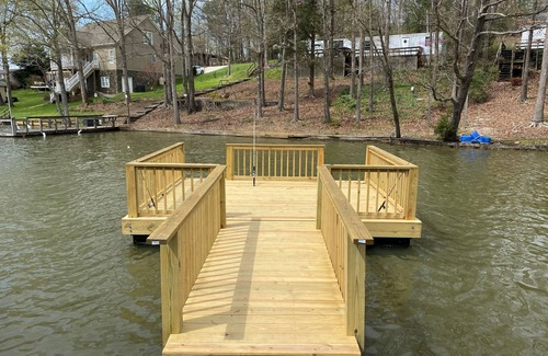 New London House | Escape to tranquility at Badin Lake