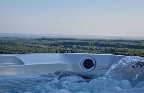 Erdut House | Escape to Tranquility: Stunning Panoramic Views & Outdoor Jacuzzi- Pet friendly.