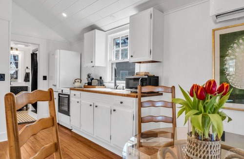 Clinton House | Escape to Your Tranquil Seaside Retreat at Clinton Beach Bungalows