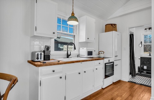 Clinton House | Escape to Your Tranquil Seaside Retreat at Clinton Beach Bungalows: Bungalow 3