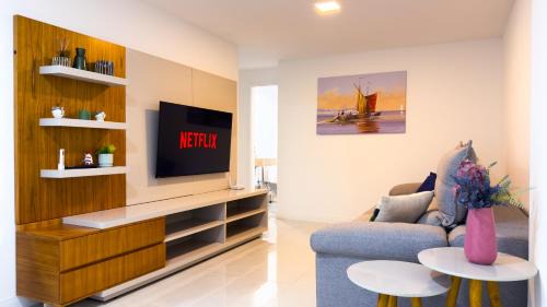 Centro Apartment | Espaçoso Apto 2 Quartos com PISCINA e Churrasqueira - PERFEITO PARA FAMÍLIA a 50m da Praia