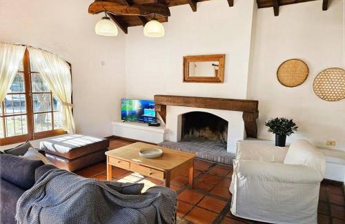 Chacras de Coria House | Espaciosa y cálida en medio de gran parque