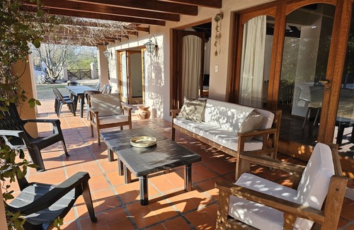 Chacras de Coria House | Espaciosa y cálida en medio de gran parque