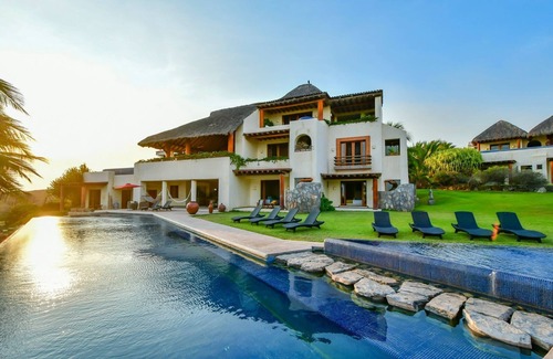 Petacalco Apartment | Espectacular Beachfront House near Troncones