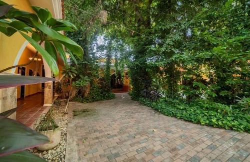 Centro House | Espectacular Casona con alberca y jardín en Merida