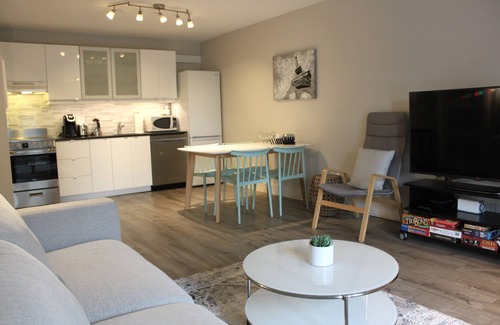 Collingwood Condo | Essence Suites Modern Condo *Collingwood *King Bed *Lake *Beach *Mountains *Spa