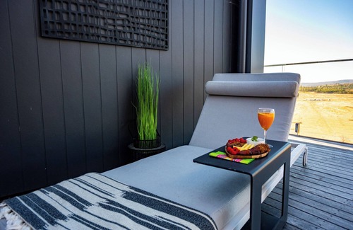 Buckland House | Estate Getaway – spacious & luxe, breathtaking view, with awesome social spaces.