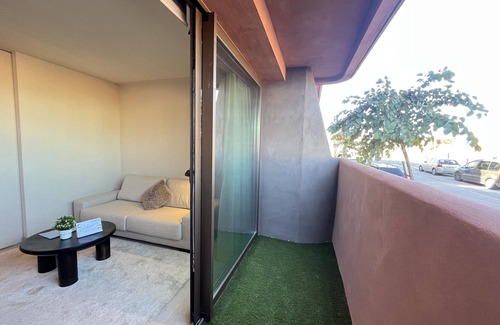 Guadalupe Apartment | Estudio de diseño con piscina by Gloove