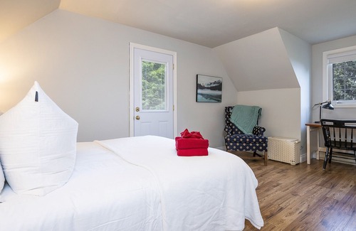 Grey Highlands Ski Chalet | Etherington Cottage · 5 Acre-Scotch Mtn, Beautiful 5 Bedroom Log Cottage