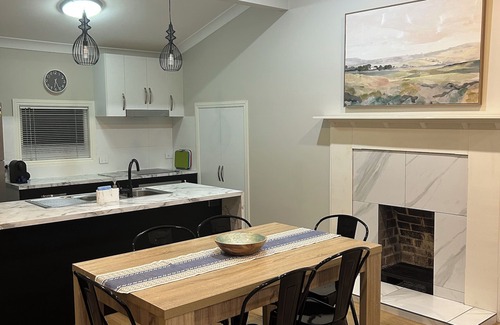 East Toowoomba Cottage | Eton Cottage: Central Boutique Stay
