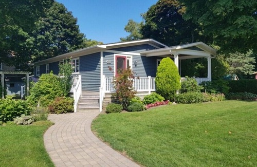 Southampton House | Eucalyptus Cottage - Steps to Downtown and the Big Flag - 3 Bedroom - 1 Bathroom