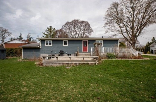 Southampton House | Eucalyptus Cottage - Steps to Downtown and the Big Flag - 3 Bedroom - 1 Bathroom