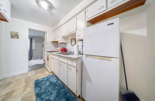 Euclid House | Euclid Eclipse 3 BR 1 bath w king bed for up to 7 guests