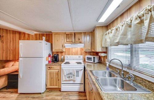 Eufaula Cabin | Eufaula Retreat: Community Pool & Screened Porch!
