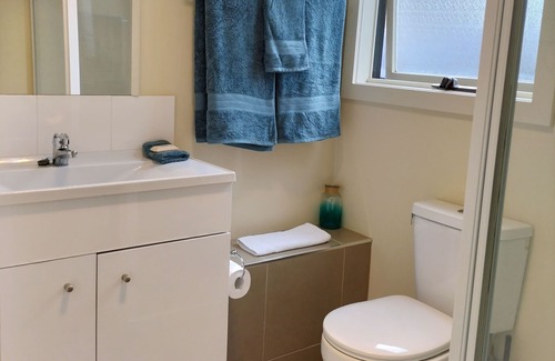 Ballarat East House | Eureka Views B&B Ballarat. 3 Bdr. 5 mins to CBD. Close to tourist attractions