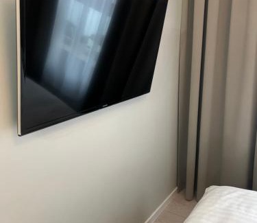 Tomaszow Mazowiecki Apartment | EUROPA22 "Apartament Delux" z wanną - CENTRUM MIASTA balkon z widokiem na park i staw z fontannami Blisko Sądu Rejonowego