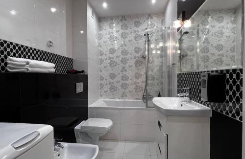 Tomaszow Mazowiecki Apartment | EUROPA22 "Apartament Delux" z wanną - CENTRUM MIASTA balkon z widokiem na park i staw z fontannami Blisko Sądu Rejonowego