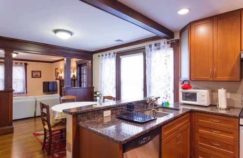 Brook Farm Apartment | European style 3 Bed/2 Bath close to all (20 min to Back Bay/Copley Sq.)