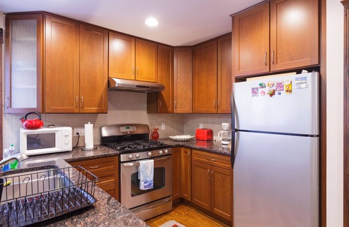 Brook Farm Apartment | European style 3 Bed/2 Bath close to all (20 min to Back Bay/Copley Sq.)