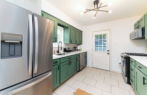 Greater Heights House | EV charger & desk+monitor! 2-1 in the Heights. FULLY fenced in. 5 min to d-town