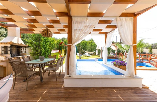 Roumeli Villa | Eva Villa, Pool & Whirlpool, BBQ, Playground & Ping Pong
