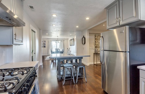Lakeview House | Events Welcome!Big Place/Low Price!/Sleeps 26 Guests!/4,200 SqFt/6 Bathrooms