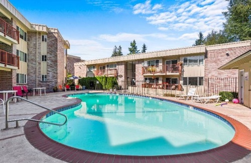 Everett House | Everett View Ridge Area Condo