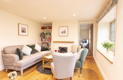 New Forest District Cottage | Evergreen - A charming & historic cobb cottage