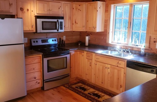 Rangeley Cabin | Evergreen Lodge - Rangeley cabin with 3 bedrooms and loft in prime location.