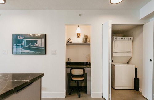 Richmond City Centre Apartment | ☆Evergreen Loft☆ Designer Apt in Central Richmond