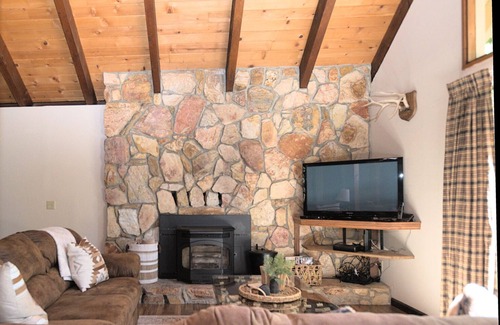 Dorrington Cabin | Evergreen Pinecone Cottage Hot Tub Firepit, Espresso, Couples Love It!