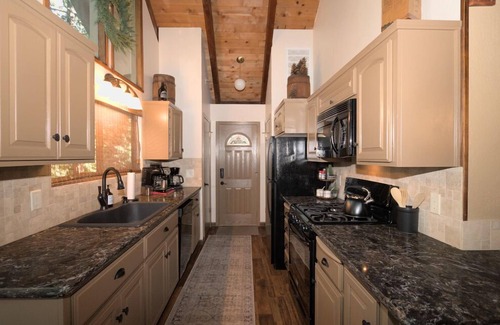 Dorrington Cabin | Evergreen Pinecone Cottage Hot Tub Firepit, Espresso, Couples Love It!