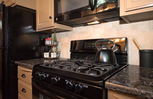 Dorrington Cabin | Evergreen Pinecone Cottage Hot Tub Firepit, Espresso, Couples Love It!