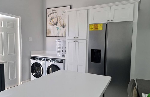 Old Harbour House | Evertonbnb448 - Charming 2-bedroom house in Old Harbour with WiFi, AC