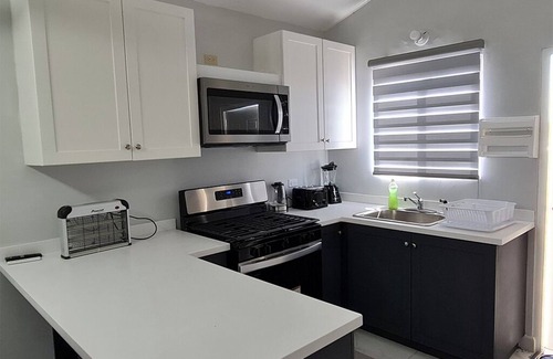 Old Harbour House | Evertonbnb448 - Charming 2-bedroom house in Old Harbour with WiFi, AC