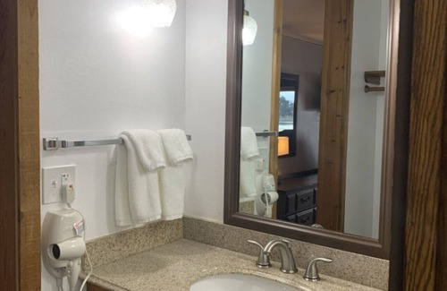 Tomahawk Cabin | Every Room with a Beautiful View of The Wisconsin River *
