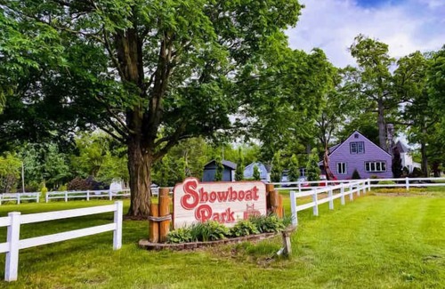 Chesaning House | Everything You Need For The Perfect Vacation! Free Parking! Pets Are Welcome!