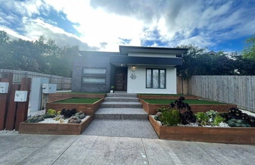 East Geelong House | Evies East Retreat with Spa