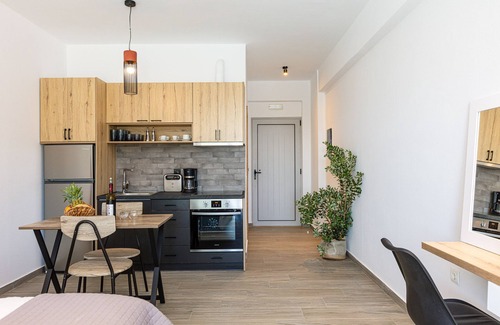 Skaleta Villa | Evilio Suites, Inspired Family Retreat, 800 meters to the beach, Ping Pong table