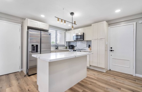 Ewa House | Ewa Beachside 3BR - Upto 6, WiFi, AC + Golf & Shop