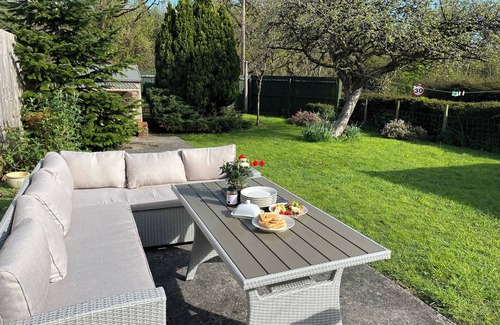 Ewenny Cottage | EWENNY COTTAGE, pet friendly, with open fire in Bridgend