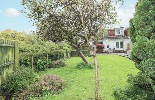 Ewenny Cottage | EWENNY COTTAGE, pet friendly, with open fire in Bridgend