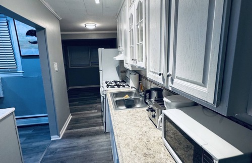 Upper Darby House | Exactly where you need to be. Well-furnished, well-lit and tastefully decorated.