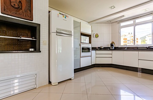Governador Celso Ramos House | Excellent house, three suites with air, private swimming pool, barbecue, Closest. sea