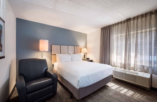 Clearwater Hotel | Excellent Choice! Unit with Full Kitchen, Outdoor Pool, Pets Allowed!