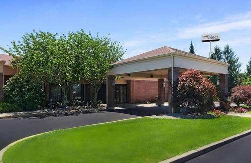 Middletown Apartment | Excellent Pick! Indoor and Outdoor Swimming Pools! Pets are Welcomed!