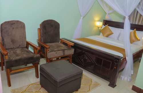 Kasese Hotel | Excellent views of Rwenzori mountains